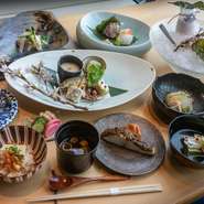 四季折々の食材をふんだんに使ったお料理が楽しめる懐石コース。食材だけでなく、器や盛りつけにも拘っております。