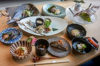 四季折々の食材をふんだんに使ったお料理が楽しめる懐石コース。食材だけでなく、器や盛りつけにも拘っております。