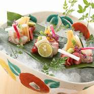 毎朝豊洲から仕入れる新鮮なお魚の中から、おすすめの5種を盛合せに。お魚ひとつひとつに丁寧な仕事を施し、最高な状態でご提供致します。