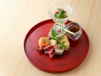 和食の五味五法を取り入れたお料理の数々。ひとくちサイズのお料理がひとつのお皿に盛りつけられ、季節を感じる一品です。