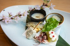 きらめく夜景で記念日を演出！
特別コース+乾杯スパークリングワイン・デザートプレート・ミニブーケ付き