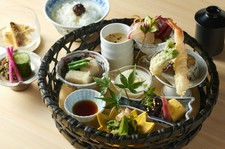 一つのお膳の中に色々なお料理がり、季節感を感じていただけること間違いなしです。