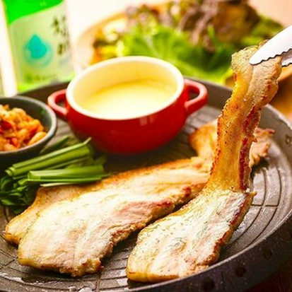 ネオン焼肉 最大1品食べ飲み放題 Niku Maru 三宮 焼肉 ネット予約可 ヒトサラ