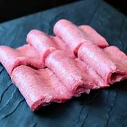 【焼肉恩匠】自慢のタンは、旨みを逃さず鮮度を保つ“チルド”で届けられます。一度も冷凍しないため肉質が圧倒的にやわらかく、まさに感動的な味わい。程よく焼いたら自家製レモンだれでサッパリといただきます。