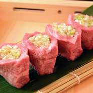 一頭の牛からわずかしか取れない希少部位を贅沢にカット。特製の塩ネギだれをたっぷり詰め込んだ、SNS映え間違いなしの一品です。程よくサシが入ったタン元はやわらかくジューシー。お酒との相性も抜群です。