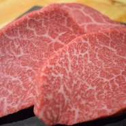 超・希少部位として知られるシャトーブリアンは、やわらかなヒレの中心部分のみを指します。上質な赤身肉に繊細なサシが入り“ヒレの王様”にふさわしいルックス。フランス産の岩塩で肉本来の旨みを味わって。