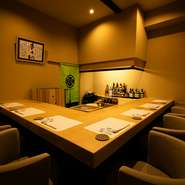 店内はカウンター7席のみ。まな板をステージさながらに、店主の職人技を臨場感たっぷりに楽しめる“全席特等席”のくつろぎのカウンターは、大切なデートにもおすすめです。