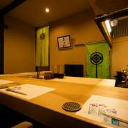 臨場感のあるカウンターに、華やかさにもこだわった料理の数々。お昼どきには通常よりリーズナブルに楽しめるコース料理もあり。少し贅沢な大人の女子会を繰り広げられそうです。