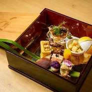 写真はある日の前菜の一例。ひとつの器に表現された旬を楽しむ前菜の盛り合わせ。コースのメインだけでなく、ひと品目からしっかりと喜ばせることがこちらのお店の流儀です。