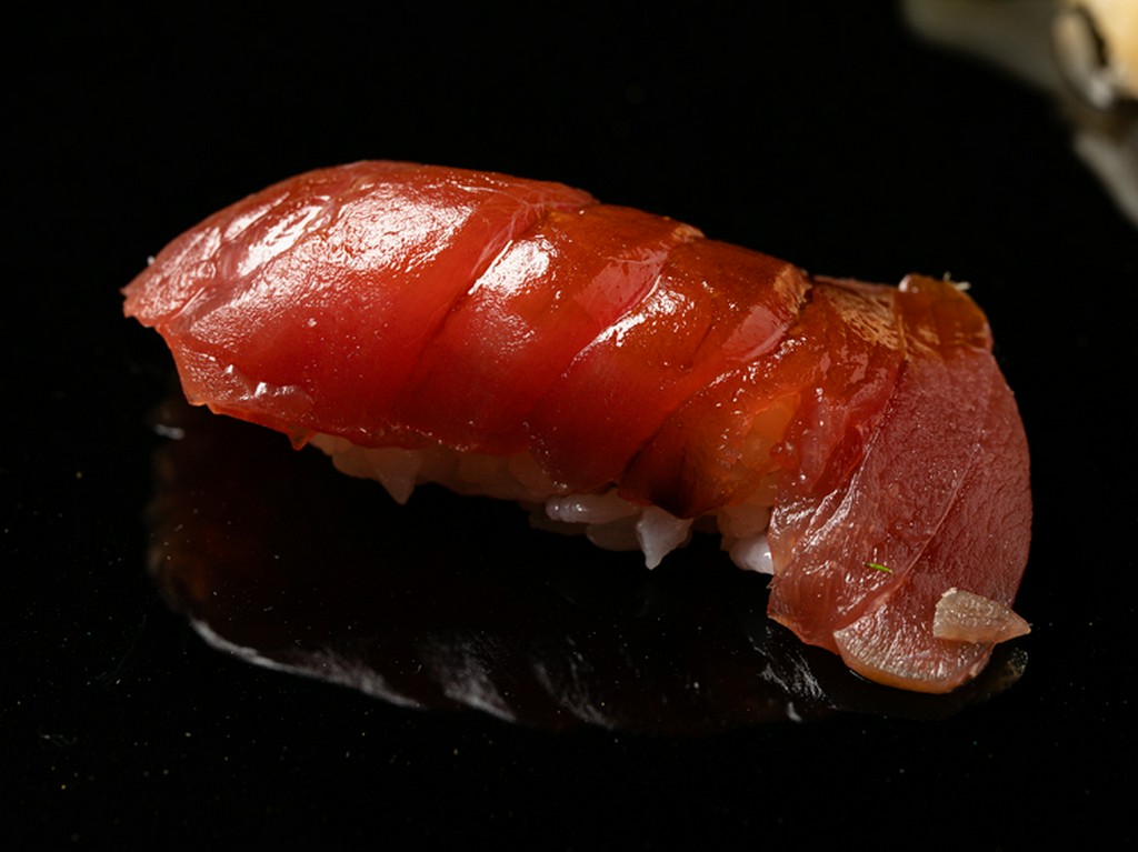 “おまかせ”で届ける、洗練された一貫『鮨』