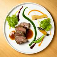 写真はある日の肉料理の一例。肉のスペシャリストが選び抜いた「薩摩黒牛」。魚だけでなく、肉もこだわりの逸品を使用しています。丁寧な火入れで食材の持つ魅力を引き出しています。