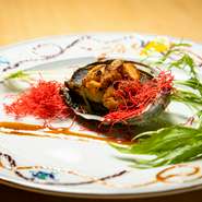 写真はある日魚料理の一例。中央卸売市場直送、旬の鮮魚を、シンプルに際立たせる一品です。