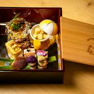 鮨や肉料理だけでなく、前菜からの流れをしっかりと楽しませることも【縁師】の流儀。四季の彩りをひとつの器のなかで表現した前菜の盛り合わせは、至福の食のひとときを予感させます。