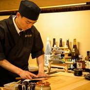 食材たちが料理へと生まれ変わる瞬間を間近で楽しむ。最前席で眺める職人技は、カウンター席ならではの醍醐味。ステージさながらのカウンターと座席との計算された距離にも、店主のこだわりが伺えます。