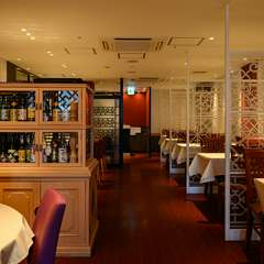 特別な日のデートに使いたい、清潔感と高級感のあるフロア