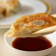 ジューシーな餡を丁寧に包み、香ばしく焼き上げた手づくり焼き餃子。毎日、ひとつずつ丁寧に包んで仕込んだ、こだわりの一品です。ビールや紹興酒など、お好みのお酒と共に召し上がれ。
