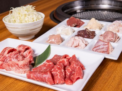 新しい仲間と焼肉で打ち解けながら楽しいひと時を…