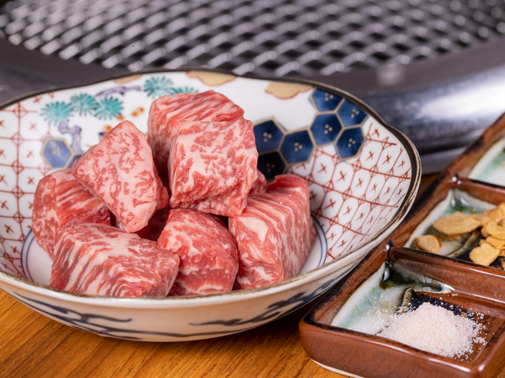 食べ応え抜群！『これぞ赤身　黒毛和牛　厚切りシンタマ　余熱仕上げ』