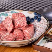 厚さ1.5～2cmにカットされた分厚い赤身肉。黒毛和牛だからこその香りと食感がたまりません。全面に焼き色を付けたら、小皿で30秒寝かせて、余熱でじっくり熱を入れたら食べ頃です。