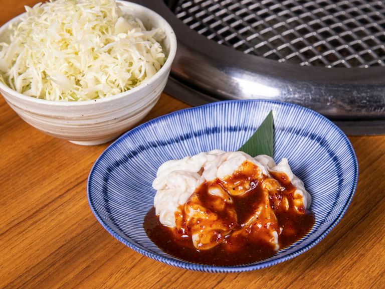 ノンフローズンならではのプリプリ食感『辛みそ 生ホルモン キャベツ添え』