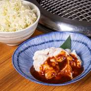 一度も冷凍しないというのが店のこだわり。精肉もホルモンも、ノンフローズンだからこそのおいしさです。身のプリプリした食感、臭みのない味は、生だからこそのクオリティ。キャベツと一緒にいただきます。