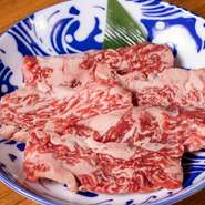 数ある国産牛の中でも特においしい牛肉「黒毛和牛」。正真正銘、系列店の【京昌園本店】と同じカルビを使用しているという魅惑の一皿です。脂身の色、赤身の色がただの国産牛とはまったく違います。