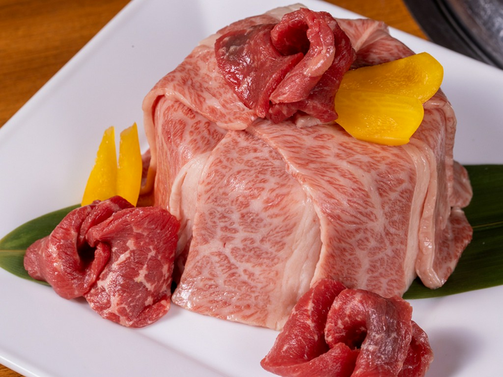 焼肉店ならではのサプライズな一皿『肉ケーキ』