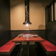 厳しい目利きで選りすぐる厳選牛は、どれも秀逸なおいしさ。『山崎』『白州』といったプレミアムなウイスキーや、入手困難な赤ワイン『オーパス・ワン』など、ペアリングにふさわしいラインナップも魅力です。