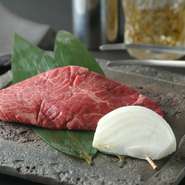 「女王」と称されるのも納得の格別な味わいで、訪れる人をトリコにする希少部位。上質な舌触りと驚くほどの柔らかさが特徴です。おいしさを最大限に引き出すため、焼きすぎないように火入れすることがポイント。