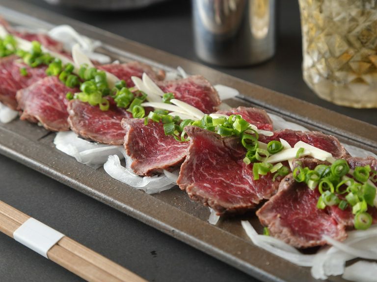 『特撰牛のTATAKI〜にんにくスライスを包んで手づくりポン酢と共に〜』