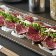 低温調理でじっくりと芯温を高めていくことで、レアな仕上がり感と柔らかさを堪能できる一皿です。味付けはオリジナルのポン酢で。さっぱりとしていながらも、肉の旨みをしっかりと噛みしめられます。