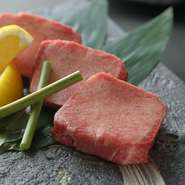 柔らかさと濃厚な旨みが人気のタン元。さらに、その真ん中の部分だけを残した贅沢なメニューです。おいしく食べるための焼き方にもこだわりがあり、スタッフがレクチャーしてくれます。