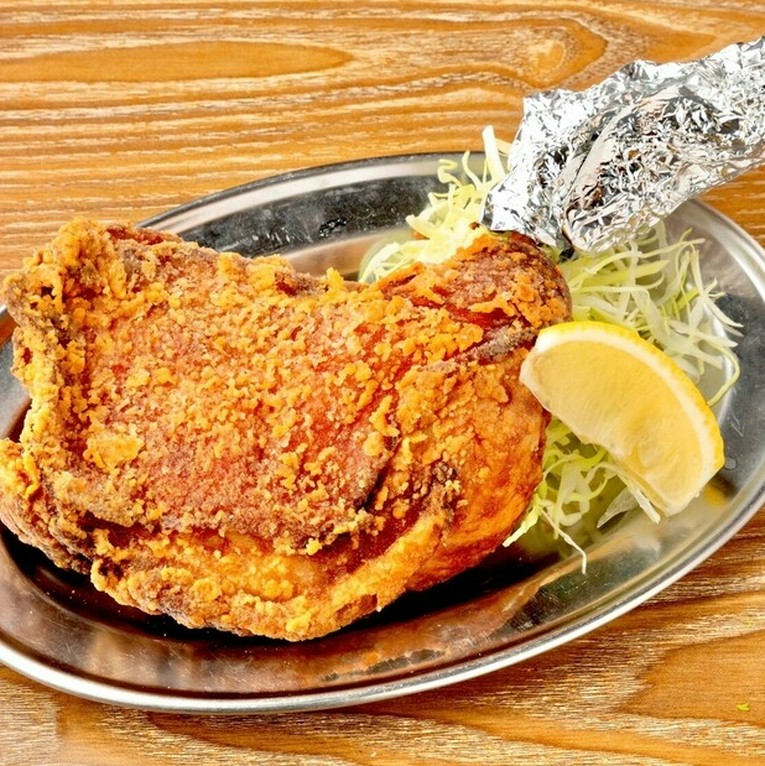 若鳥もも1本を揚げた豪快な1品