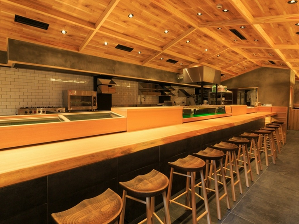 広いカウンター席はお鮨を落ち着いた雰囲気で楽しめます。