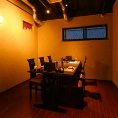 落ち着いたシックなダイニングで、しっとりとした大人のデート