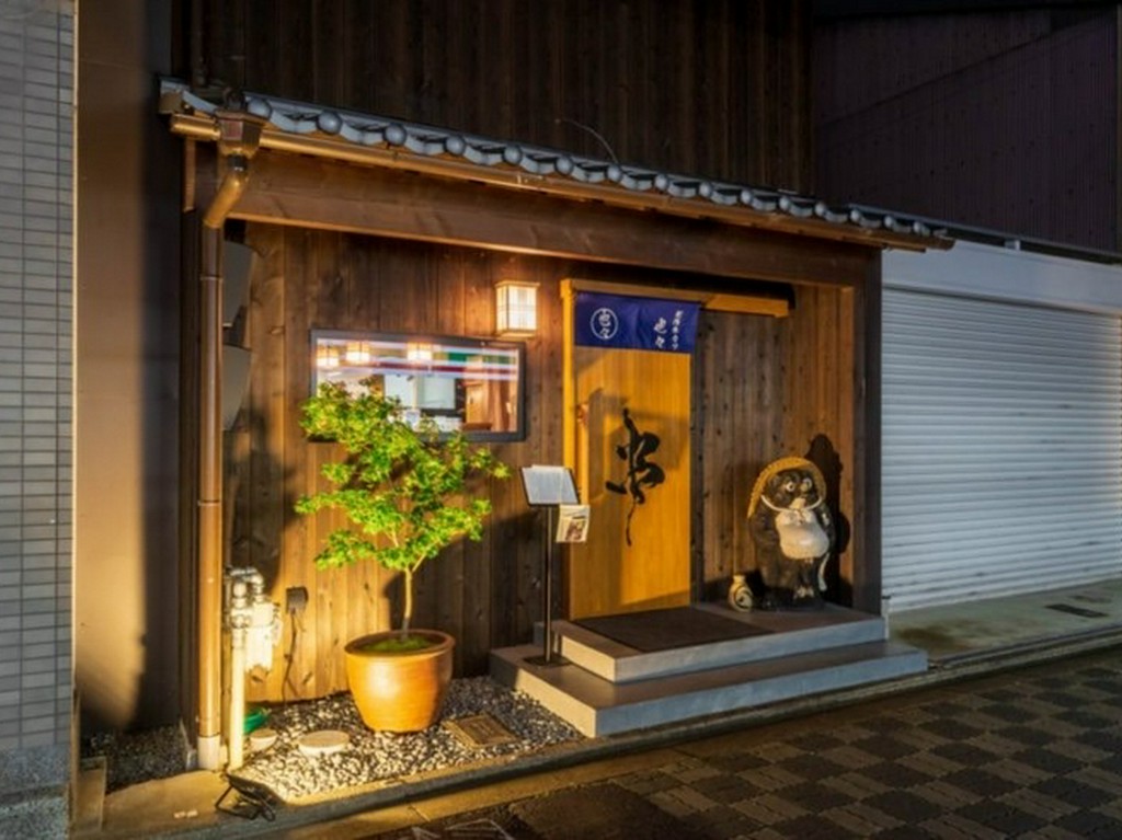 「串」の文字が目印。アンティークの家具が置かれた癒やし処