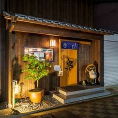 「串」の文字が目印。アンティークの家具が置かれた癒やし処