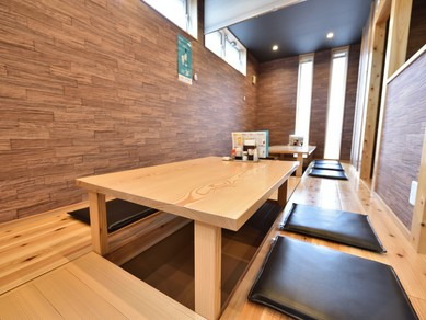 木の温かみを感じられる、明るく開放感のある空間