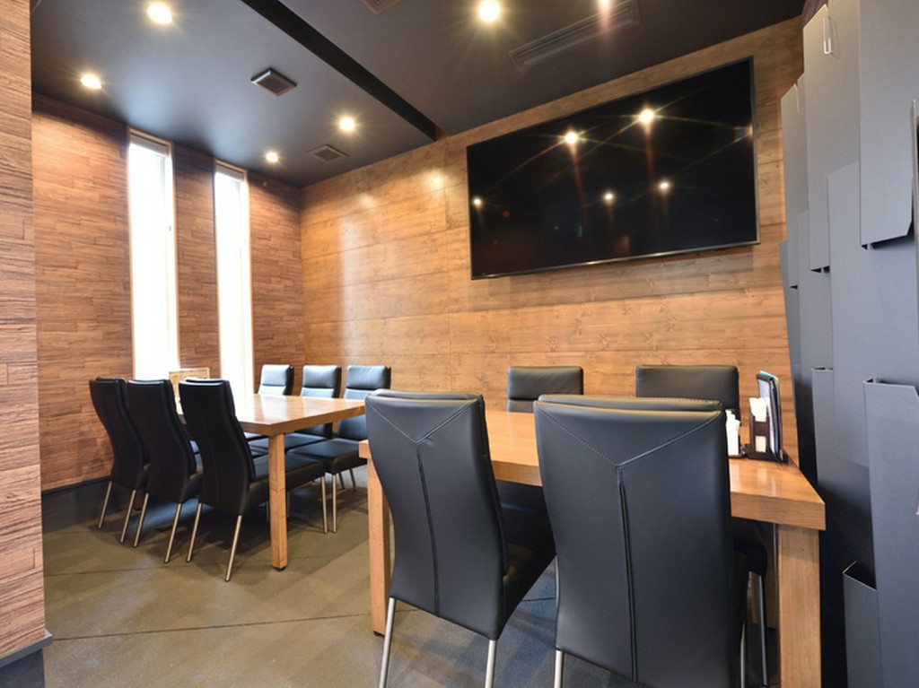 10名以上の集まりにも利用できる、ゆとりのある店内