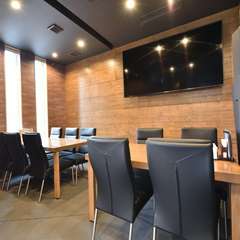 10名以上の集まりにも利用できる、ゆとりのある店内