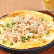 ほどよくスライスした丸型豆腐を鉄板の上で焼きあげます。火が入ったところで、さらにだしや醤油を加えた溶き卵を回しかけてじっくりと火入れ。ふっくらしている卵とふわふわとした豆腐の食感が絶妙です。