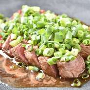 ステーキカットした国産牛を、火入れ加減に配慮しながら焼き上げ、さらに一口大にカット。たっぷりのネギとポン酢を肉を絡めて味わうさっぱりとした一皿です。やわらかくておいしいと、幅広い世代から好評。