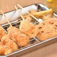 食材のカットや串打ち、注文ごとに衣を付けるなど、自家製にこだわった串揚げです。ほくほくとした味わいがあるレンコンのほか、カツやアスパラも人気を集めています。1本から頼めるのも嬉しいポイント。