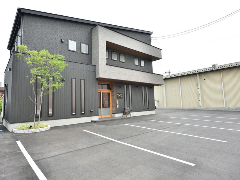 店舗前には、大きな駐車場を完備