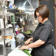 妥協をせず、納得した料理をつくることを大切にされています。味がブレないことや仕上がりの美しさにも配慮。時間が許す限り、外へ出て見送りすることも大切にされています。