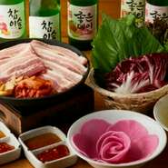 燻製サムギョプサル＋ネギサラダ＋サンチュセット／ジューシーな豚肉と新鮮な野菜をたっぷり堪能できる、韓国グルメの定番メニューです。余分な脂が落ちるのでヘルシーなのも魅力。お酒が進むおいしさです。