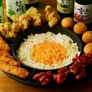 カリカリ食感の4種のフライ（フライドチキン・ヤンニョムチキン・チーズボール・エビフライ）をたっぷりのとろとろチーズにディップ。チーズをブレンドすることでコクと奥深さが増しています。