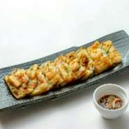 一口頬張ると魚介類の旨みと野菜の甘みが口の中に広がる、王道のチヂミです。外側はカリカリ、中はもっちり。合わせるお酒は、ビールや韓国酒がオススメです。