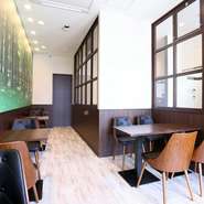心落ち着く印象カフェテイストの店内。ウェルシュ・コーギーをモチーフとしたお店のアイコンにちなんで、イギリスのウェールズ地方をイメージしているとか。のんびりしたいランチやカフェタイムにも最適です。