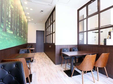 カフェテイストの落ち着いた雰囲気の店内